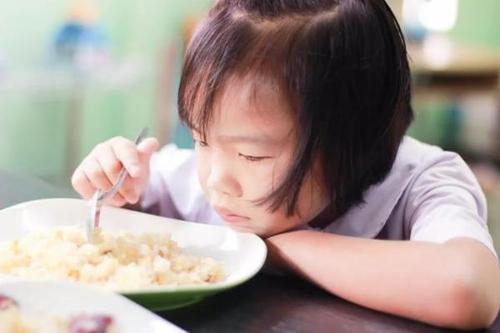 孩子食欲不振原因是什么,孩子食欲不振没有精神又吐
