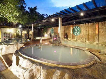 澳洲一位妈妈花270英镑亲手打造水疗池不少父母却表示担忧