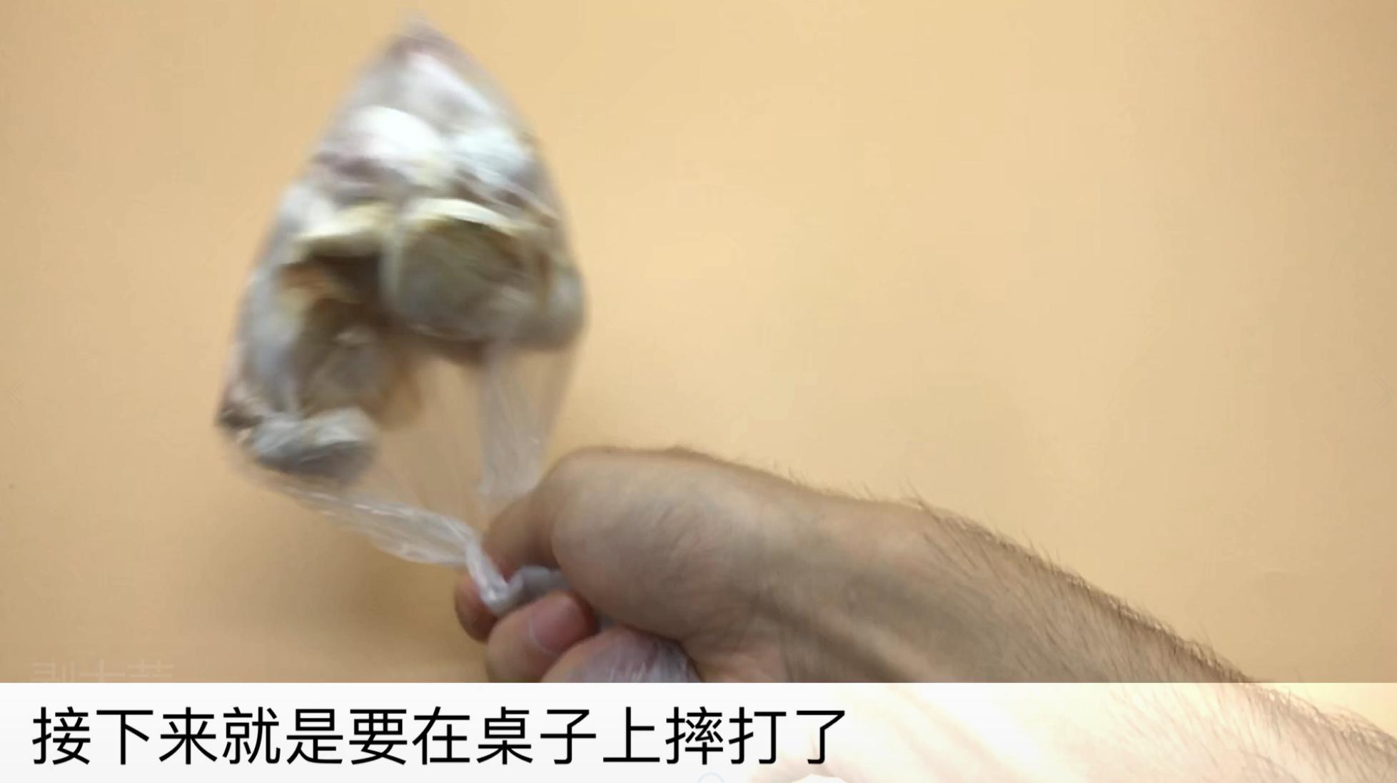 快速剥大蒜的方法,只要个塑料袋1分钟就能剥一大袋,看完快试试