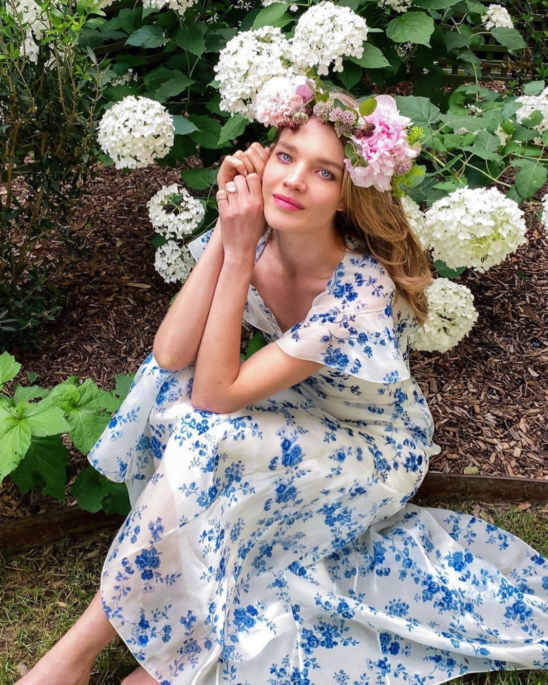 LV太子妃穿豹纹紧身泳衣，跪沙滩上大秀火辣身材，咧嘴笑撞脸舒淇