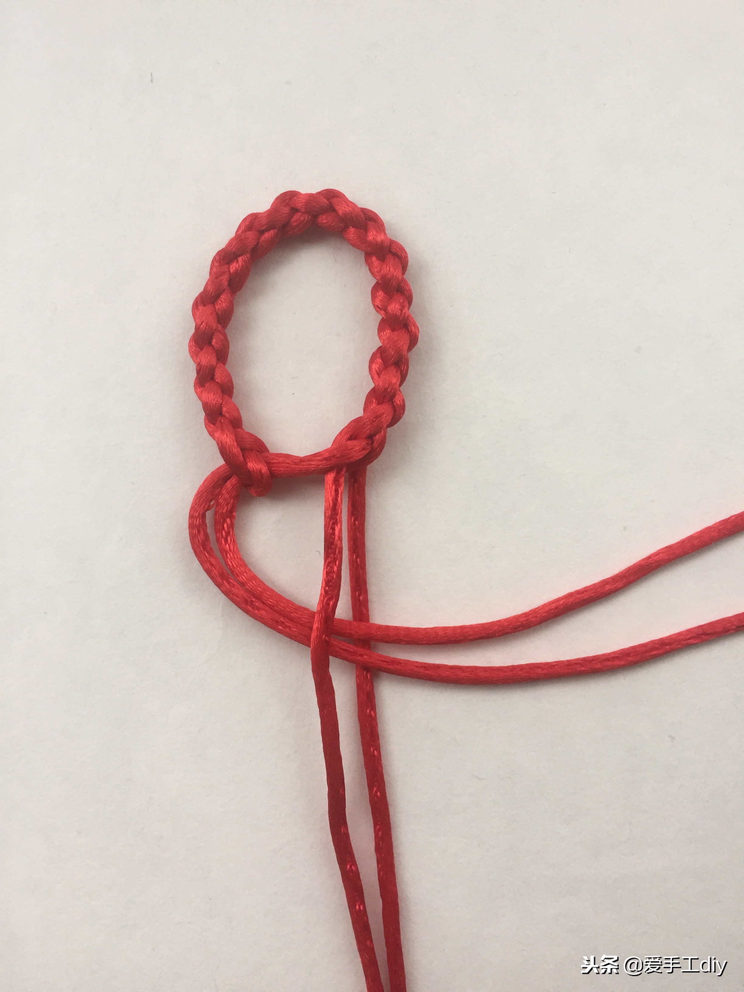 红绳加水晶转运珠戒指的编法,红绳戒指绳中间穿珠子编绳教程