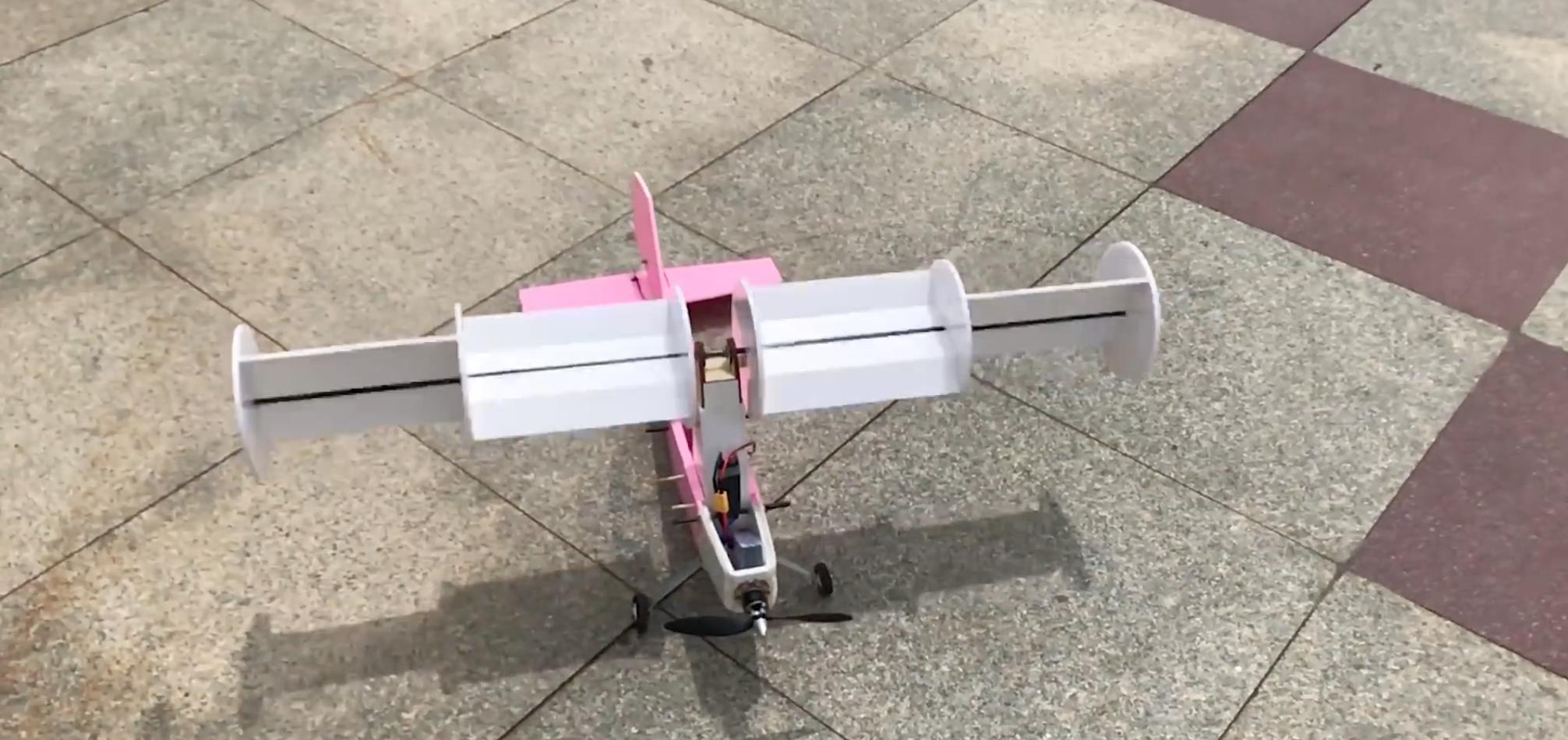 90后小伙自制飞行器出行,95小伙制作会飞的航母