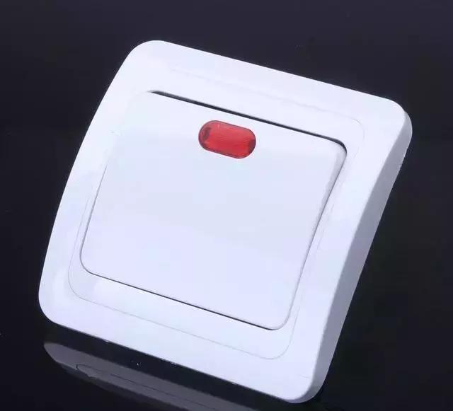 家里电灯一开就闪烁是什么问题,家里电灯一直亮不停的跳闸