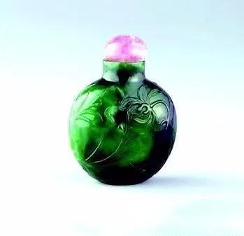 老农挖出鼻烟壶,村民无意中捡到诡异文物