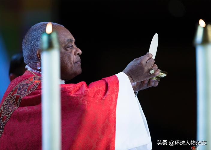 美首位黑人红衣主教出现！拿着10个博士学位，戳穿特朗普“摆拍”，传奇无人敌