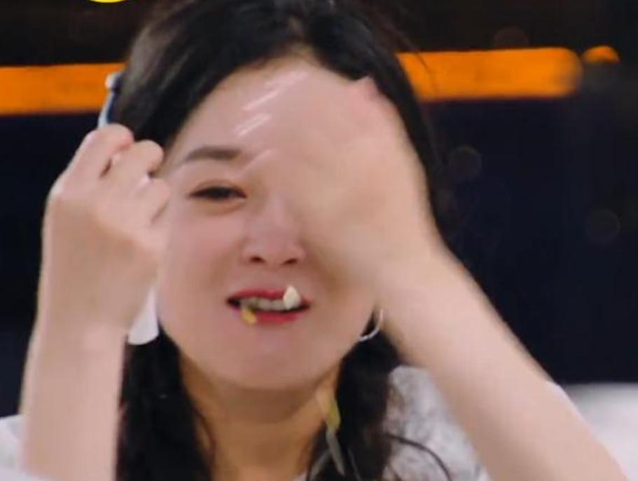 赵丽颖《中餐厅》备菜时舔手指,做菜直接上手,坏习惯太难改