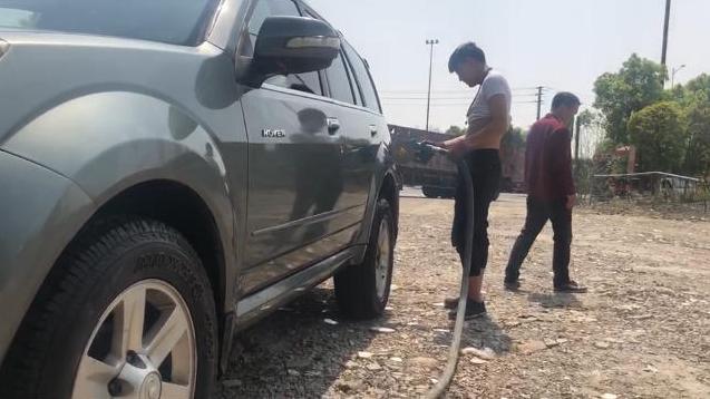 黑加油站藏油罐,加油站油罐埋地扔烟头