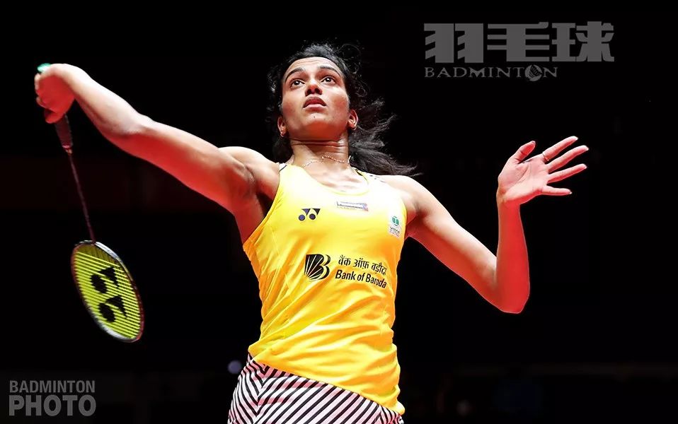 羽毛球后场劈吊动作要领,羽毛球网前推球的三个关键点