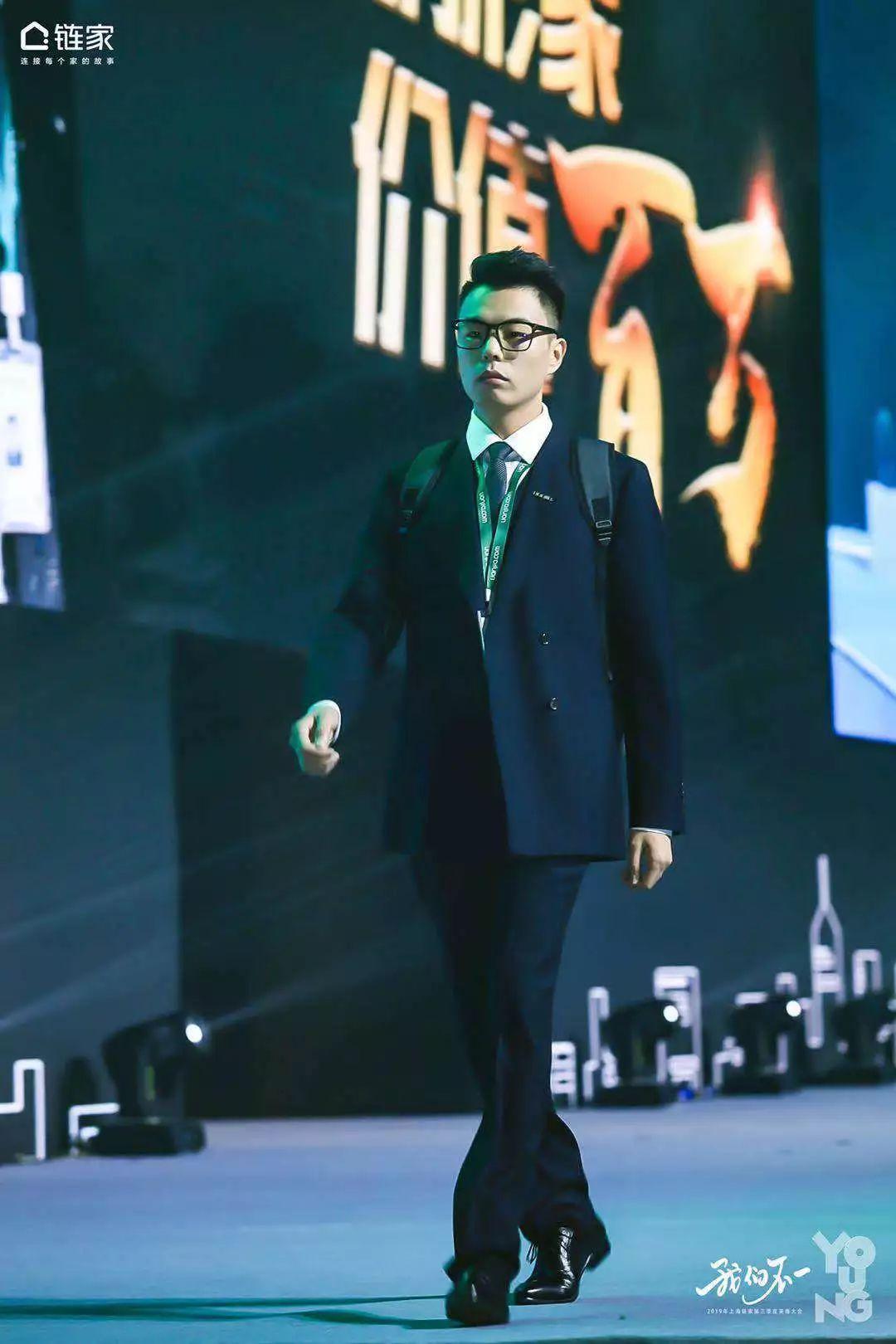 工作场合变身,链家经纪人职业装蝴蝶结