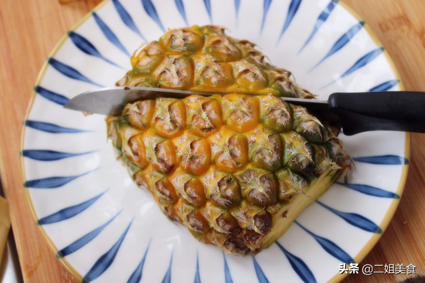 不用削皮怎么切菠萝,原来切菠萝这么简单不挖眼不削皮