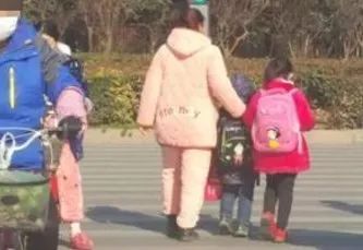 穿睡衣接娃被孩子嫌弃了,妈妈穿睡衣接儿子被嫌弃