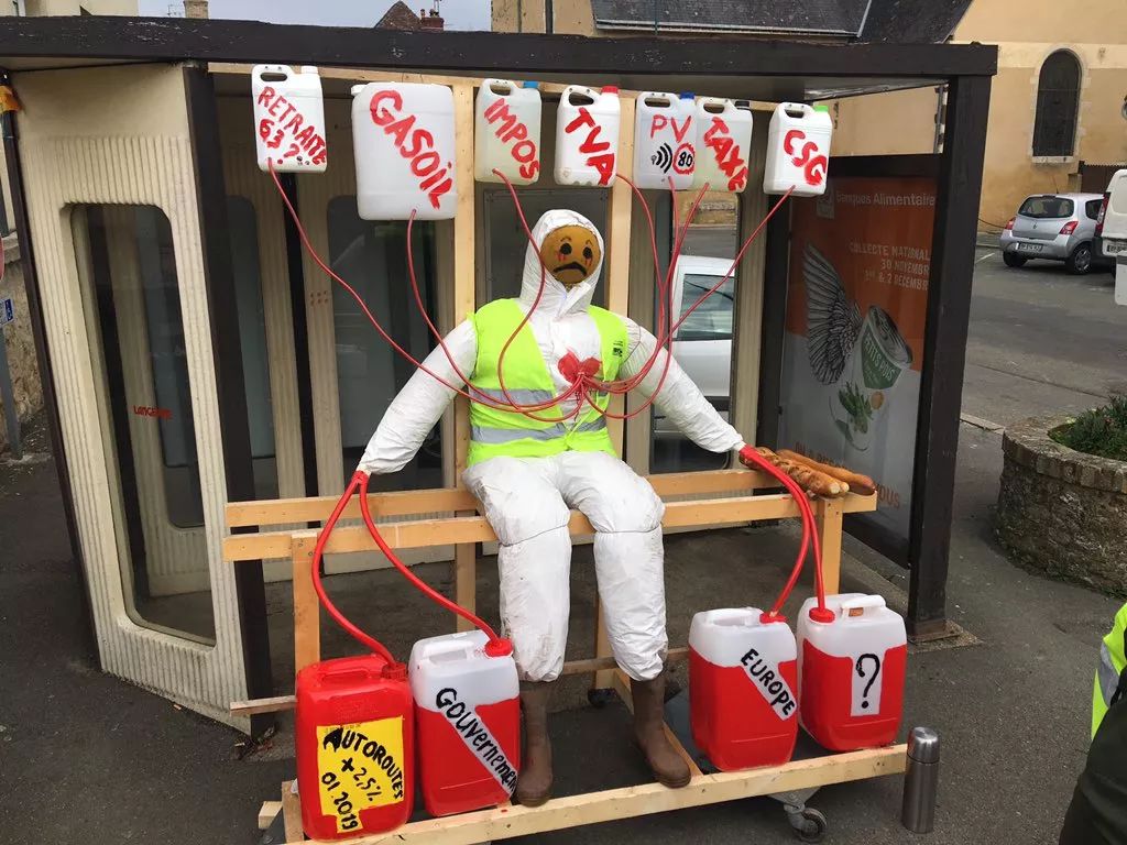 法国28万人*威示***行游**,他们因为油价太贵围堵了总统府?