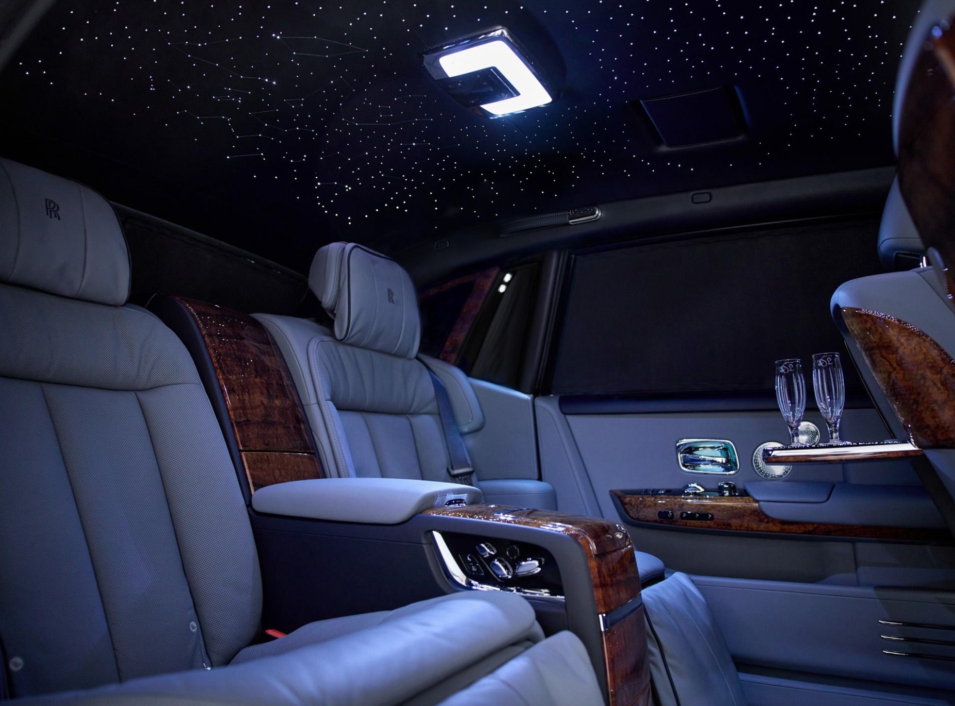 又一行政级豪车,配V12发动机、星空车顶、吧台、酒柜,要啥有啥