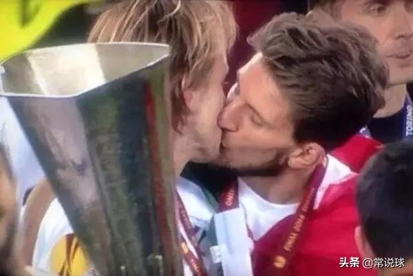 足球球员之间的吻,足球现场亲吻