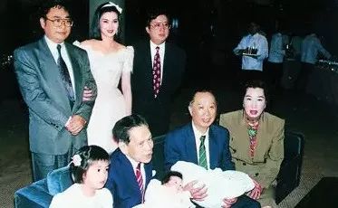 香港最强悍贵妇，一句话骂走王祖贤，93岁叼烟庆生超霸气