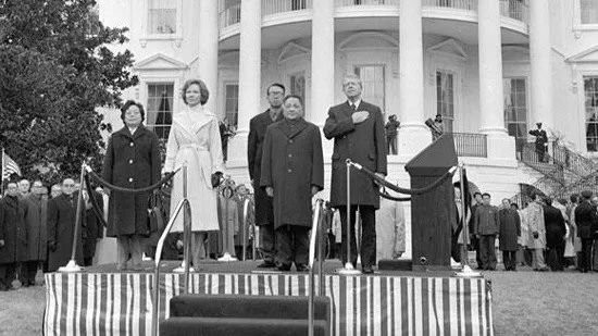 敬爱的周总理两次握手，高尚的情商和智慧，让数亿人敬仰