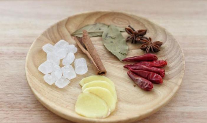 猪蹄炒糖色总容易糊？小火慢炒色泽才红润！入味又有嚼劲