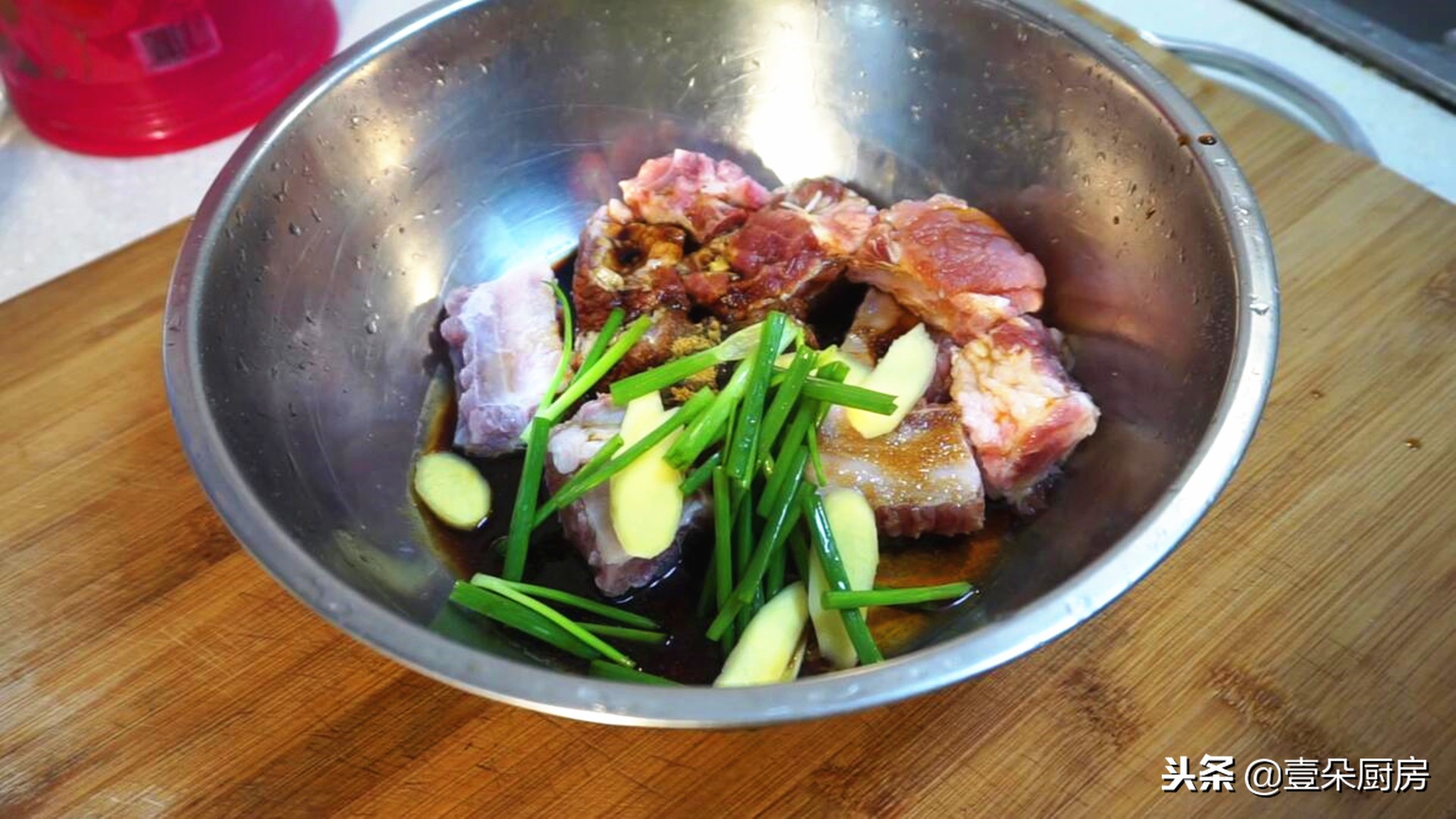 怎样用电饭锅不加一滴水炖排骨,如何用电饭煲做排骨好吃