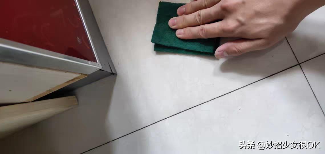 502胶水滴在瓷砖上很难清理,学学这3个妙招!简单有效又实用