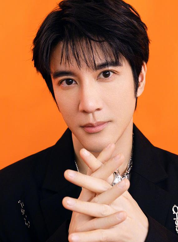 留了胡子反而更帅的男星,刮掉胡子帅到爆的男星