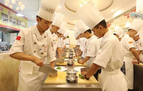 学厨师去厨师学校学有前途吗,厨师这个职业赚钱吗