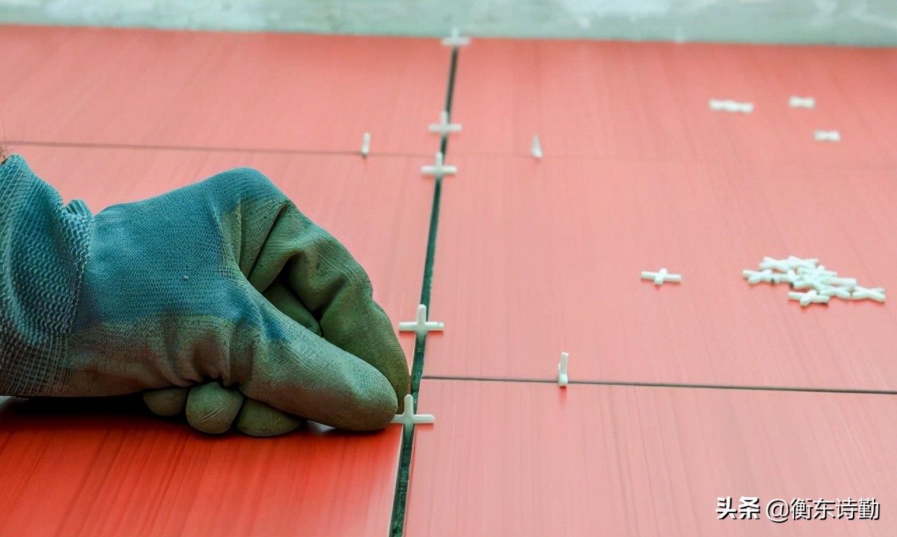 冷天地板砖突然凸起来怎么办,屋里地板炸裂砖翘起来怎么办