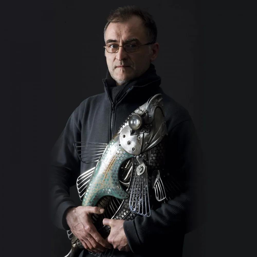 惊了！他靠卖垃圾赚了195万，还在法国买了一套房！