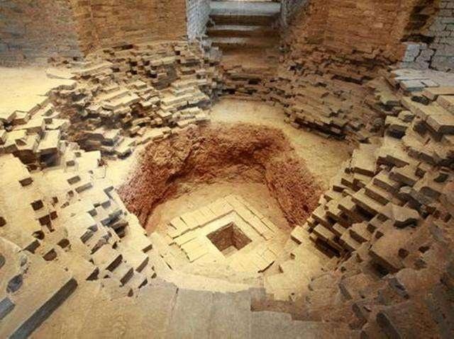 雷峰塔倒塌专家揭开白蛇之谜,雷峰塔出土的宝塔