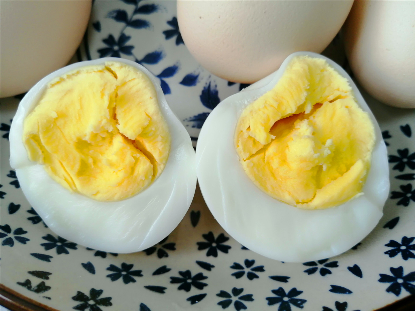 白水煮鸡蛋一次吃几个,煮鸡蛋蛋黄像膏状一样怎么煮