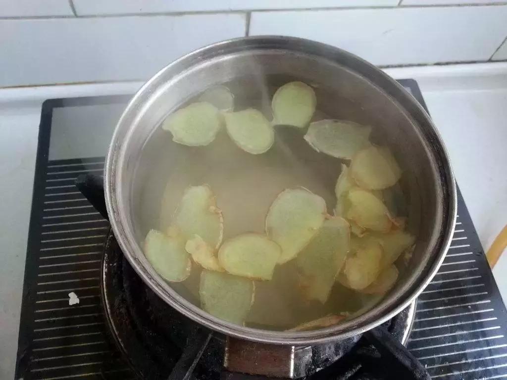 生姜入窖不到一月发芽怎么处理,生姜发芽了放土里面还能结果吗