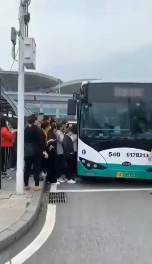 武汉公交紧急管理措施,武汉公交多举措保障乘客有序乘车