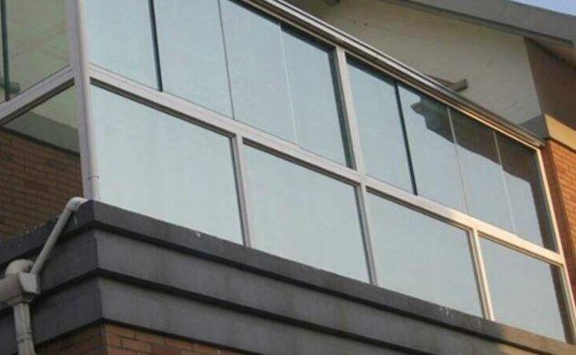 头次见邻居家不再挂窗帘了，竟然贴层窗户膜，看完我也回家学