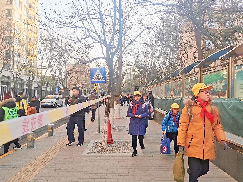 缓解校门口堵塞现象的建议,学校门口堵塞疏导方案