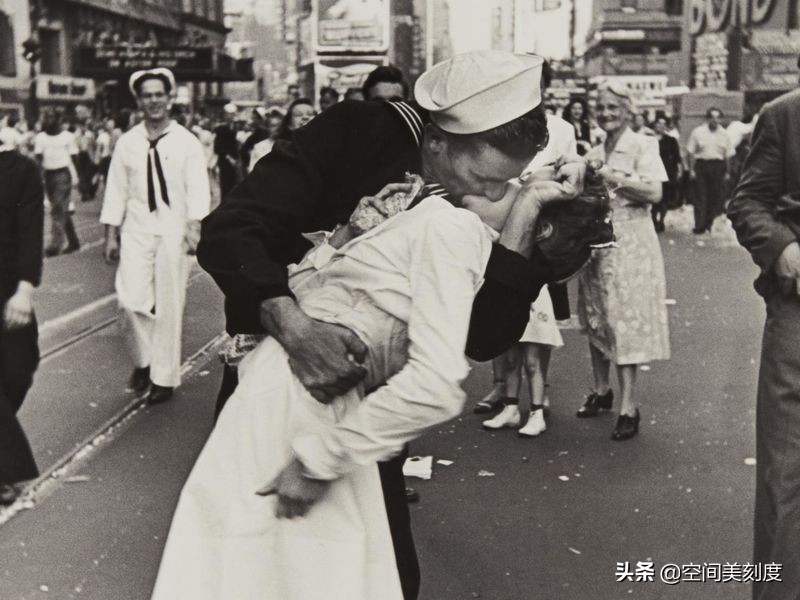 为何企业喜欢扎堆到美国时代广场打中文广告？还有微商和流量明星