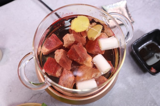 店里牛肉面30一碗,自己做30块全家吃个痛快,牛肉随便添