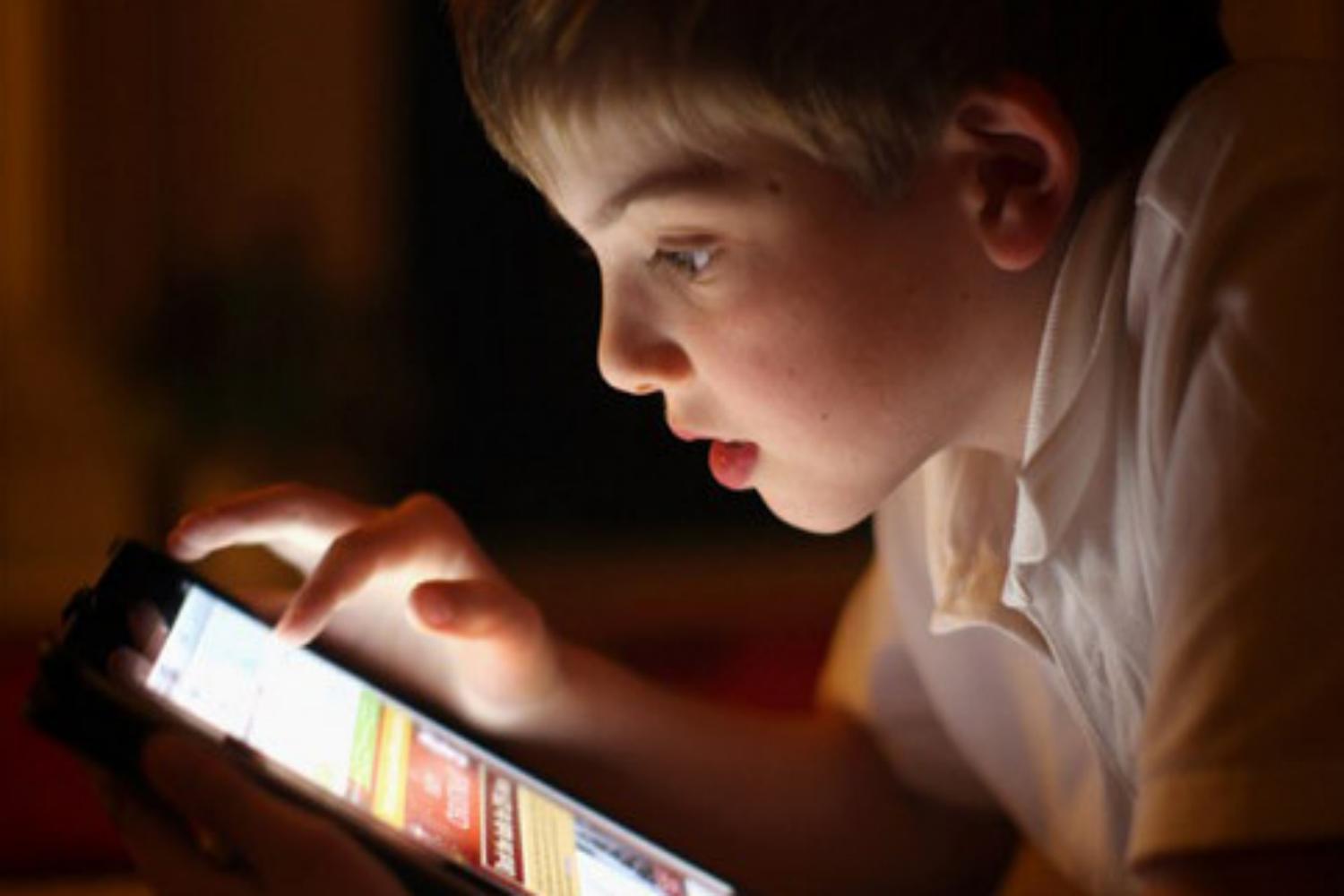 孩子在家打游戏怎么戒掉网瘾,当孩子迷上网络时如何戒掉网瘾