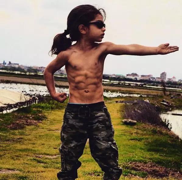 伊朗6岁男孩练出6块腹肌,伊朗男模腹肌