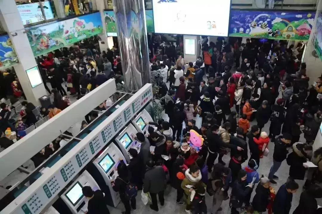 医院门口都有什么人,医院门口一群人