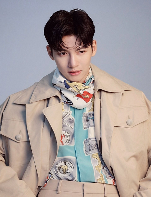 池昌旭代言CK穿凉拖出镜!这位哥真的有三十多岁?怕是冻龄了吧