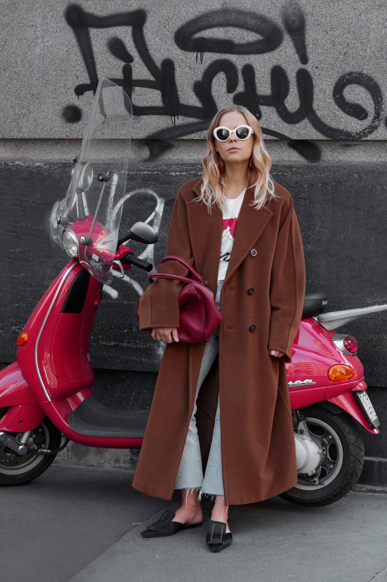 黑黄皮肤穿什么颜色的大衣显白,女士皮肤黑适合穿这6个颜色