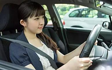 连续两脚刹车后刹车踩不动,刹车踩不下去刹车失灵怎么回事