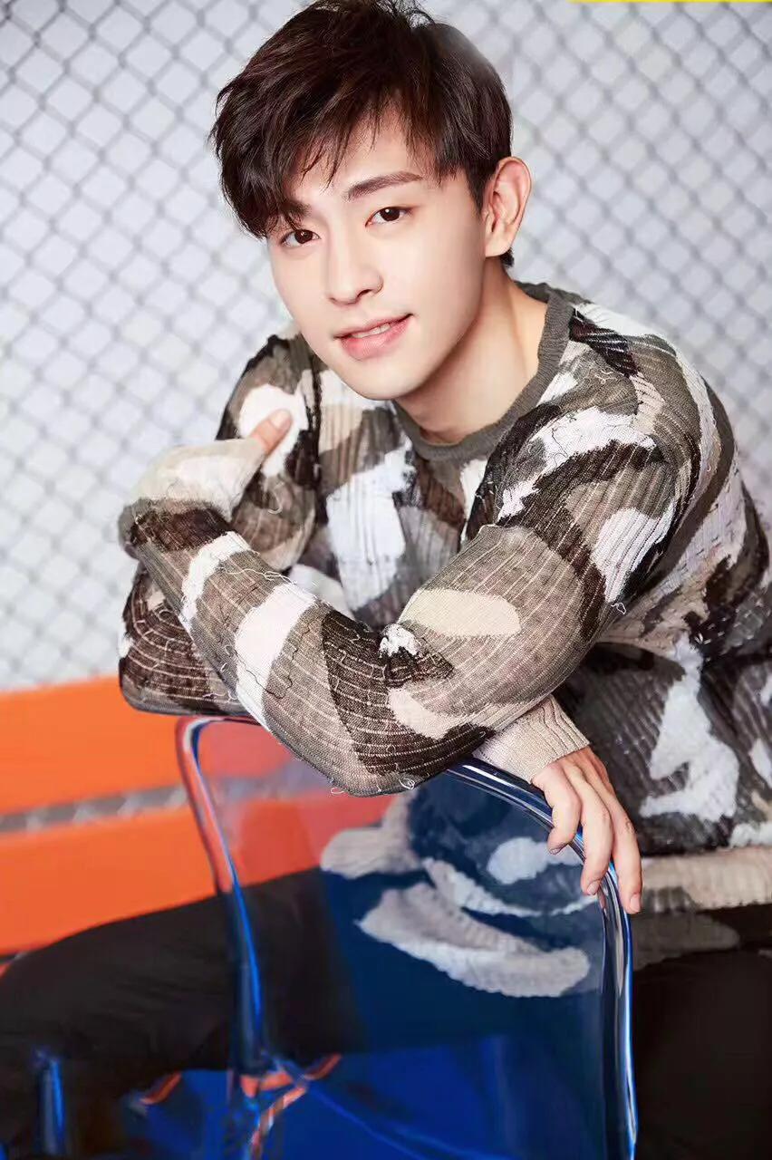 单眼皮帅哥跟双眼皮哪个好看,单眼皮男明星割双眼皮