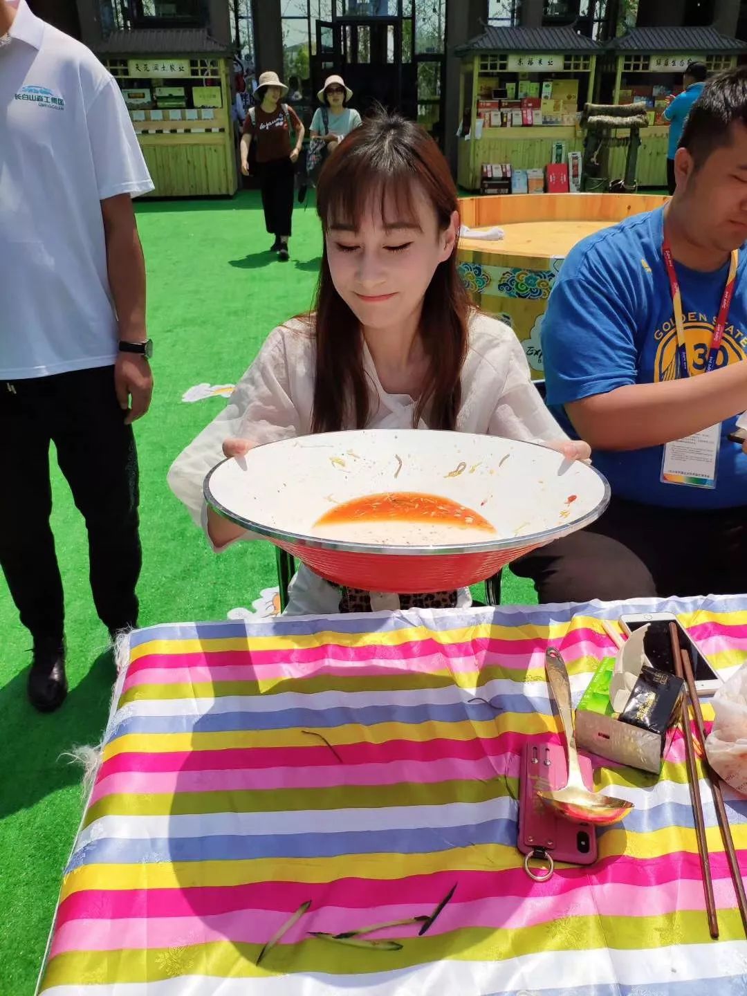 吃播博主:我一周吃六七十斤食物,定期打瘦脸针