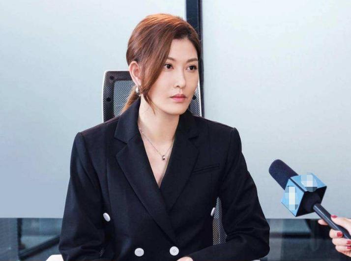 艾莉李彩桦闪婚闪离,看到她的身家,难怪放弃富豪丈夫赡养费