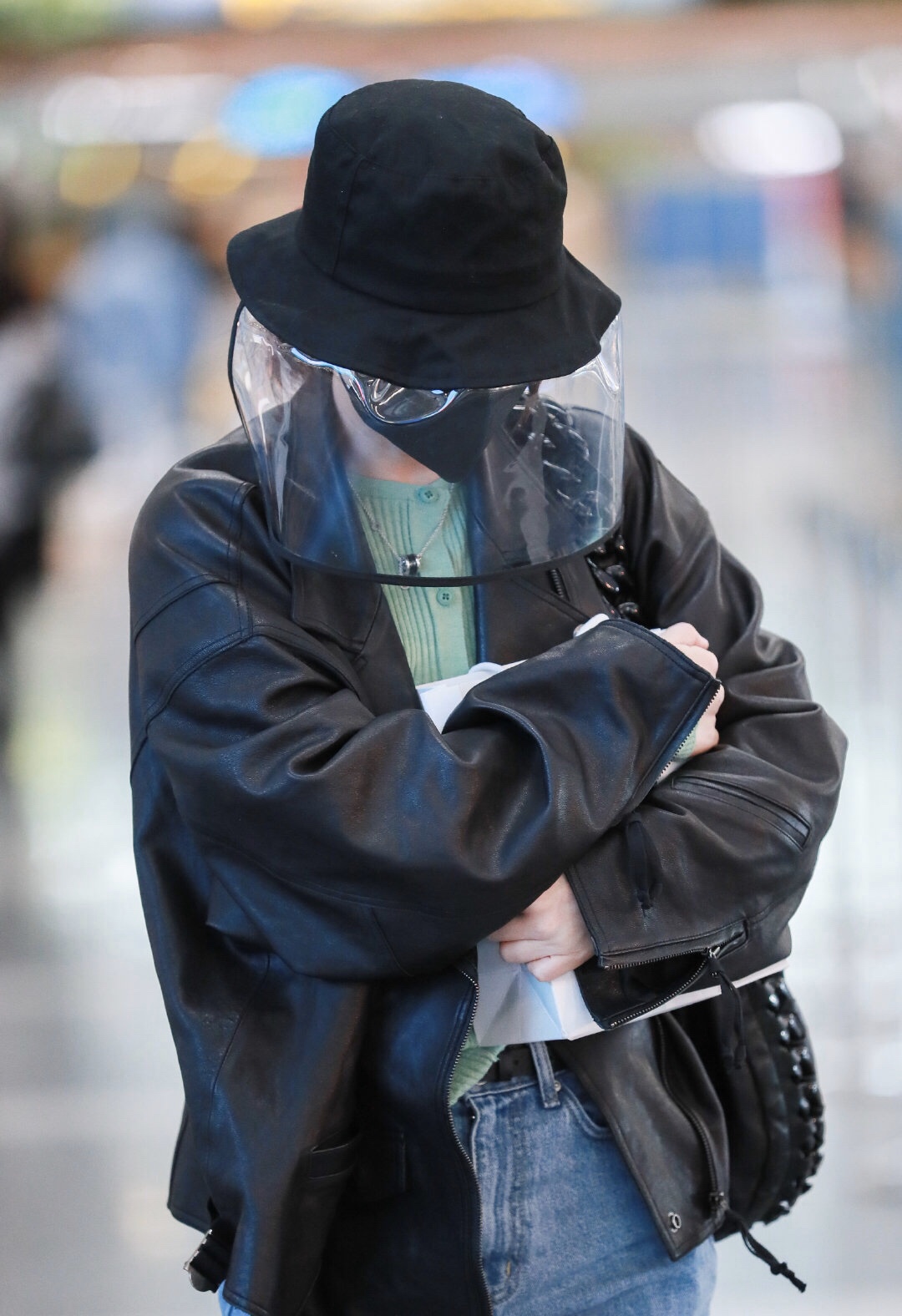 吴昕穿搭黑色帽,吴昕穿潮装现身机场