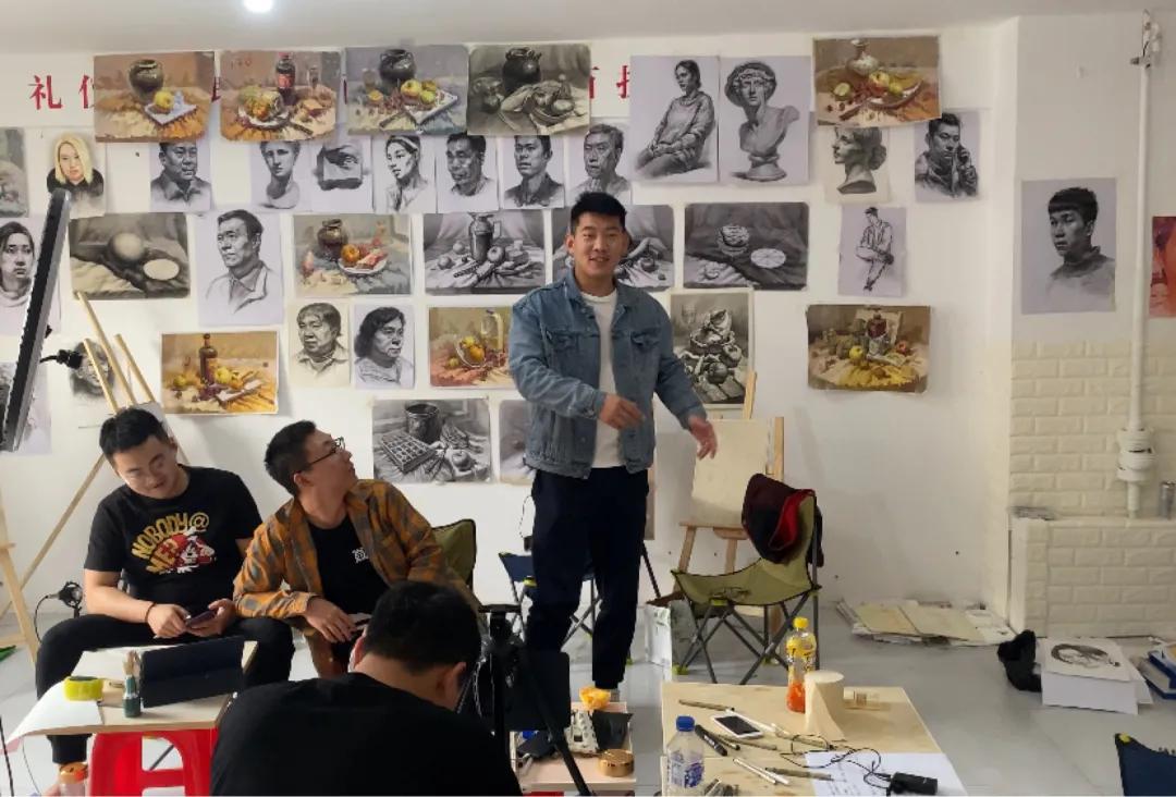 他曾经端盘子一月只赚800块，如今在抖音靠画画吸粉近千万