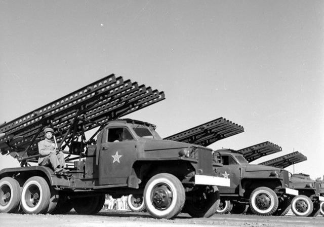 喀秋莎火箭炮齐射震撼名场面,当今喀秋莎火箭炮能射多远