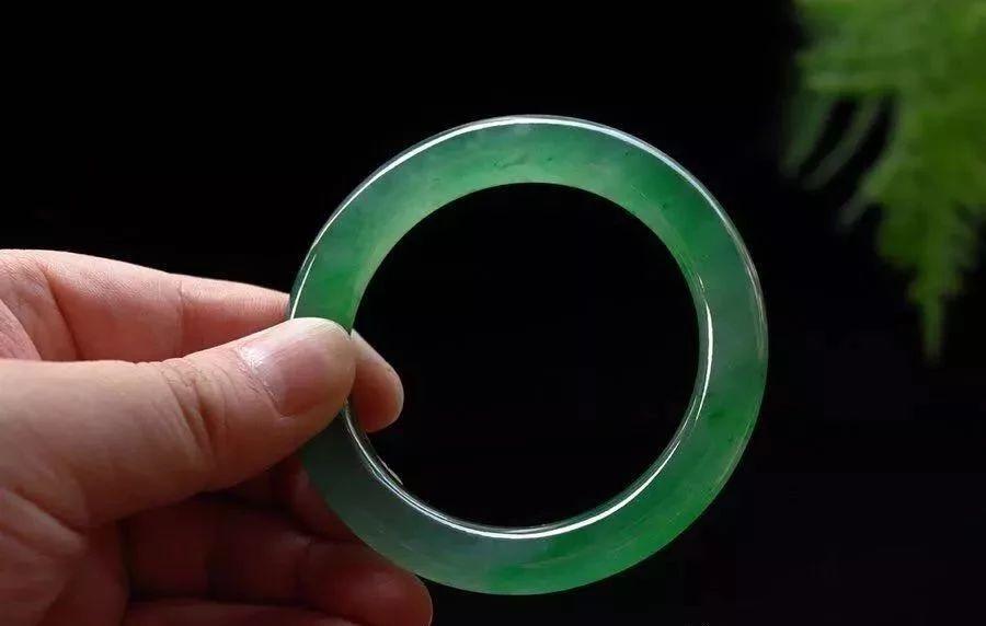 玉镯款式太单调？6种“叠搭法”不怕你撞衫就怕你太时髦