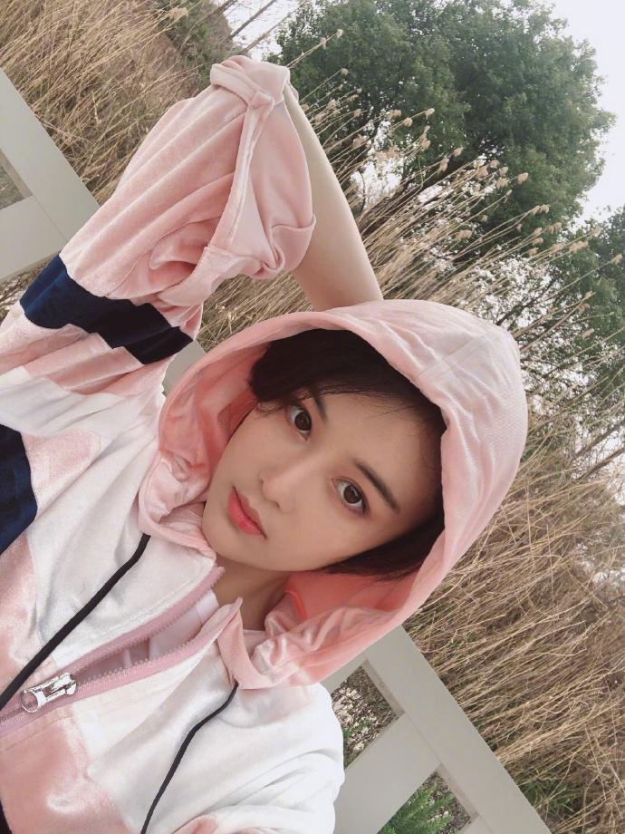 张馨予穿白色风衣尽显飒爽英姿,张馨予穿衣风格变了