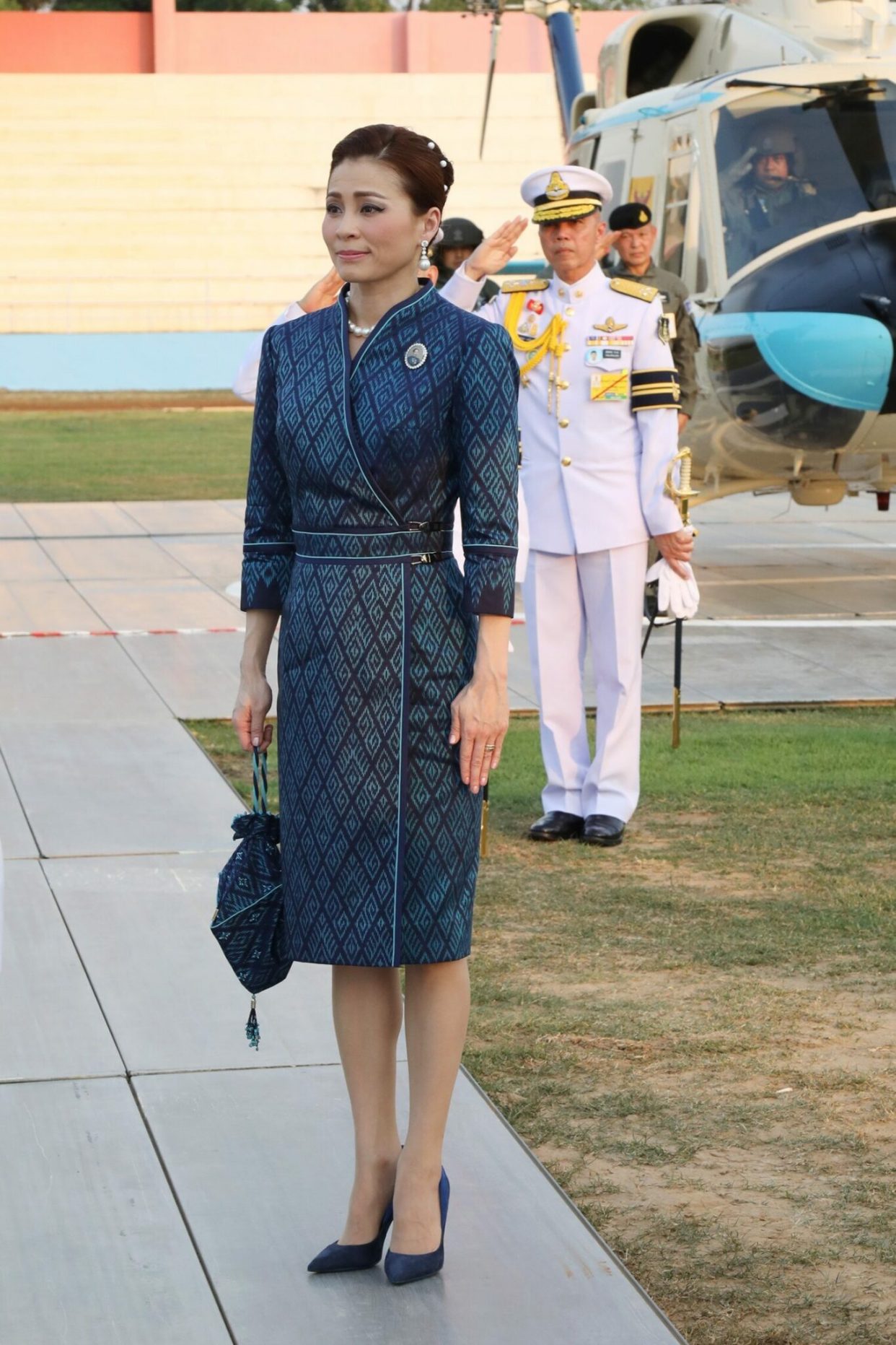 泰王真宠苏提达！王后8套造型登上王室海报，不如诗妮娜千娇百媚